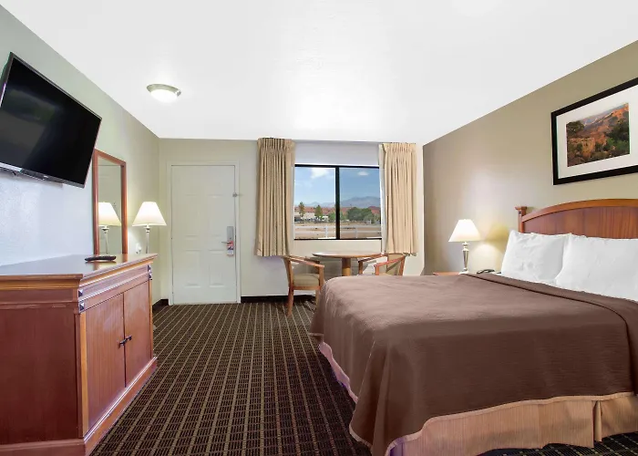 Howard Johnson By Wyndham St. George Hotel & Suites