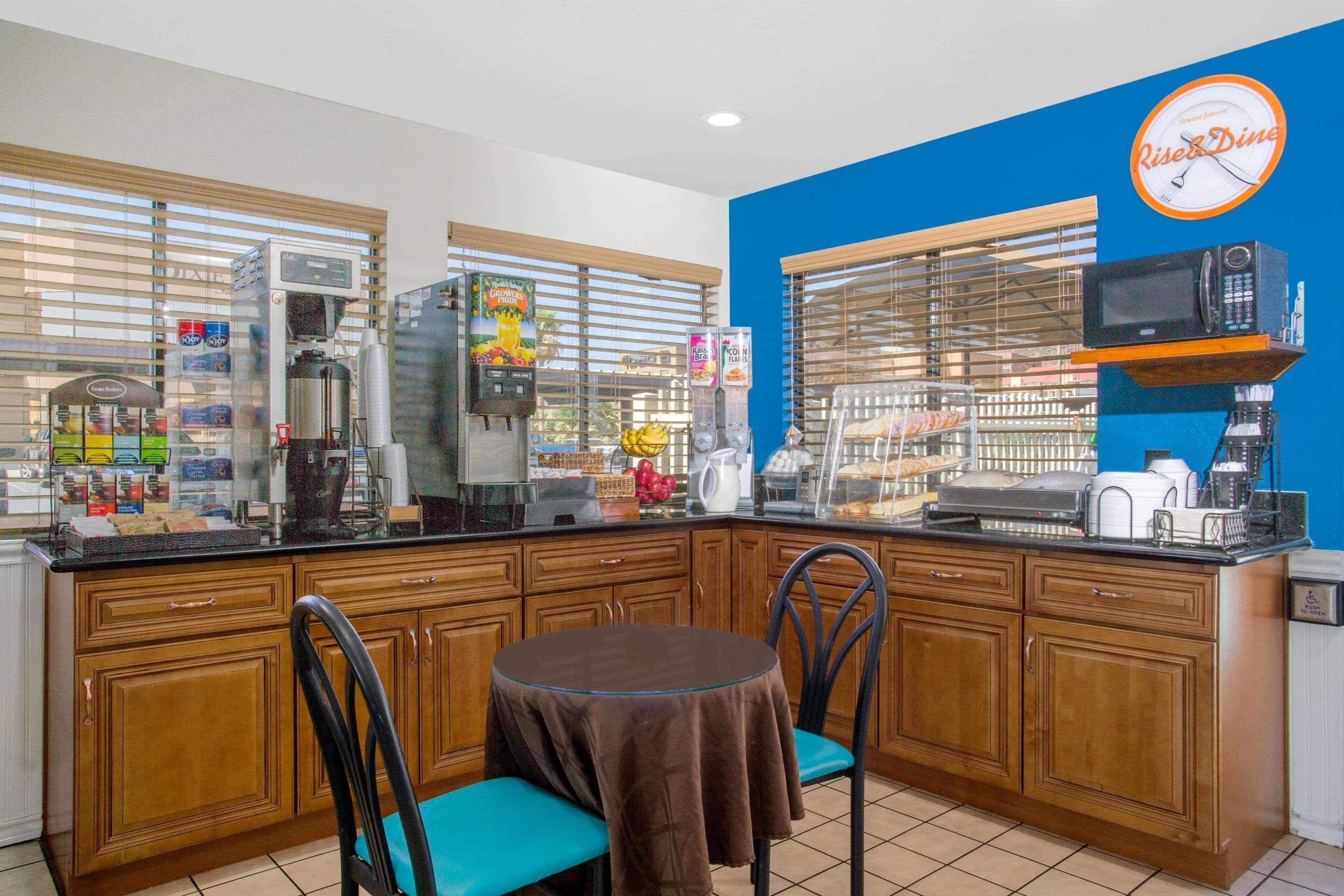Howard Johnson By Wyndham &