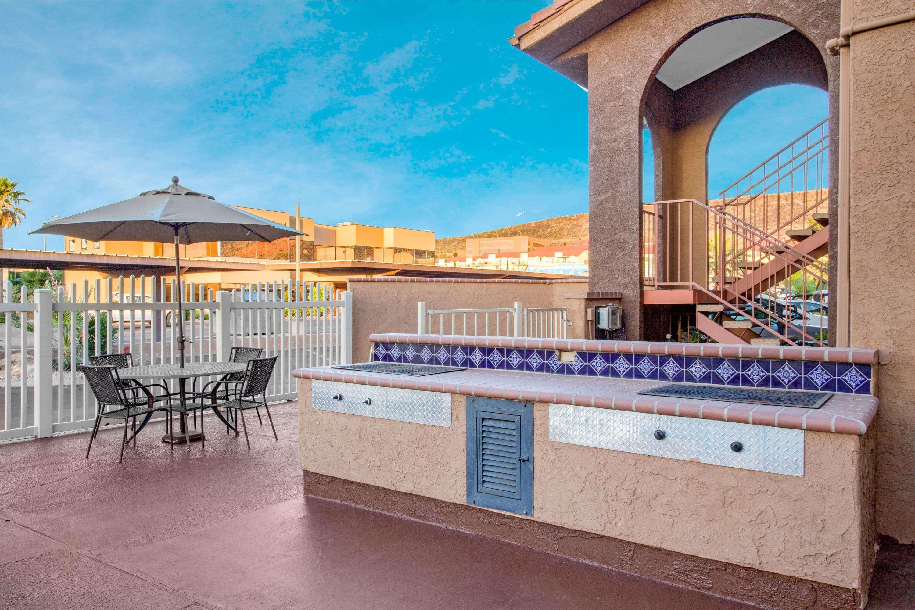 Howard Johnson By Wyndham & Motel 2*