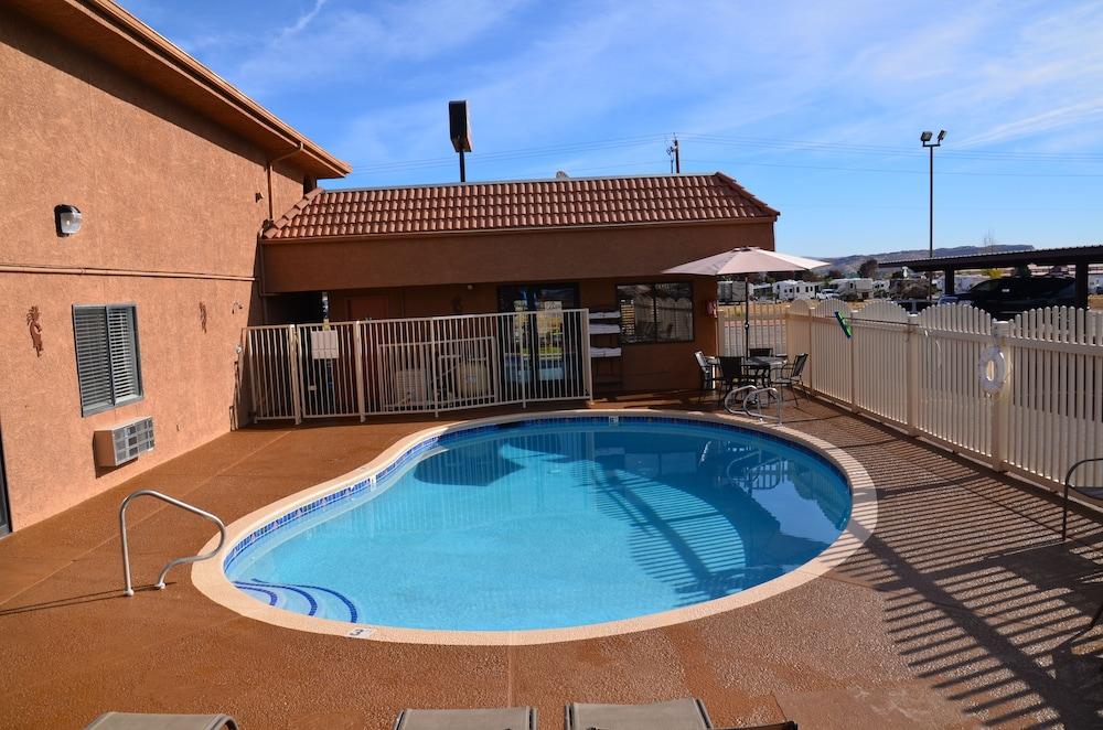 Howard Johnson By Wyndham & Motel 2*